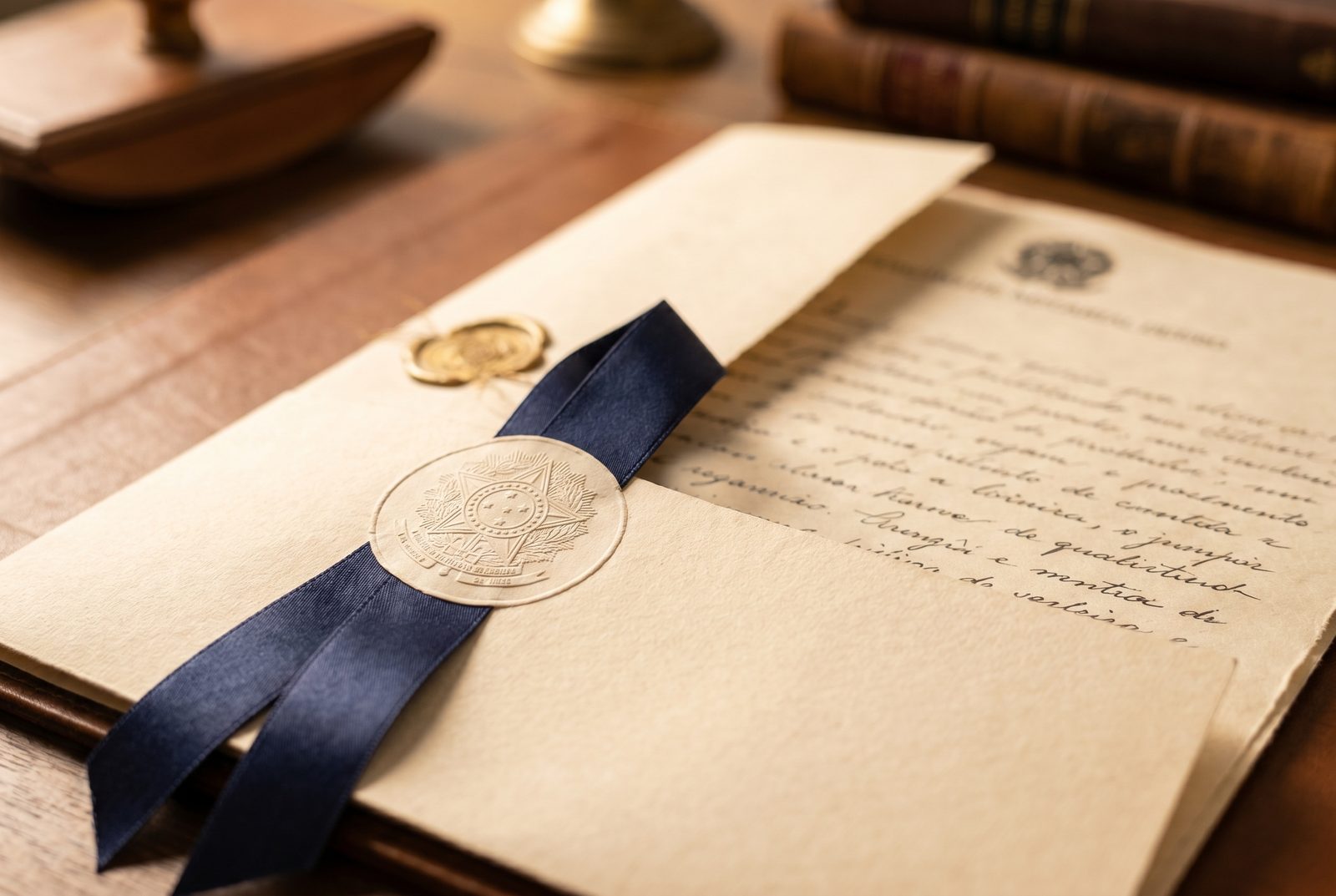 Escritura pública lacrada com selo dourado e fita azul
